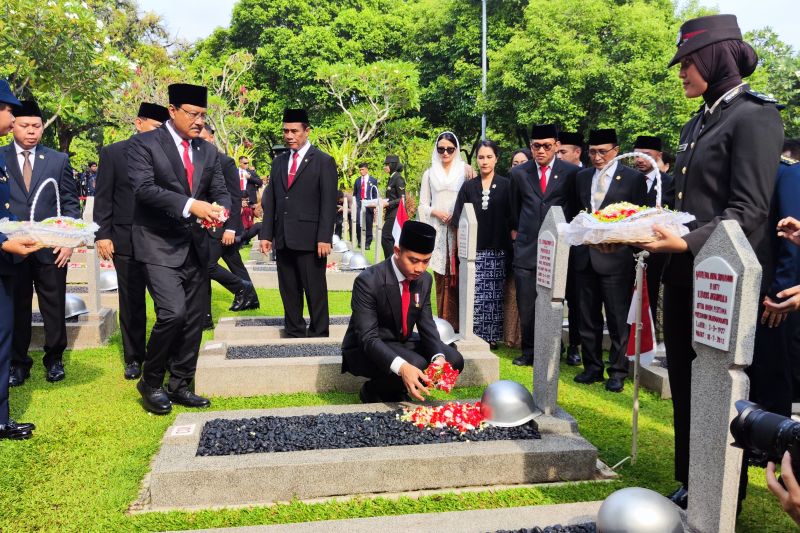 Wapres Gibran pimpin upacara peringatan Hari Pahlawan di Kalibata Wapres Gibran pimpin upacara peringatan Hari Pahlawan di Kalibata