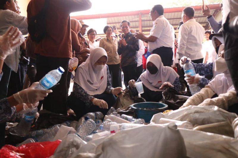 DKI wajibkan warga pilah sampah agar bebas retribusi DKI wajibkan warga pilah sampah agar bebas retribusi
