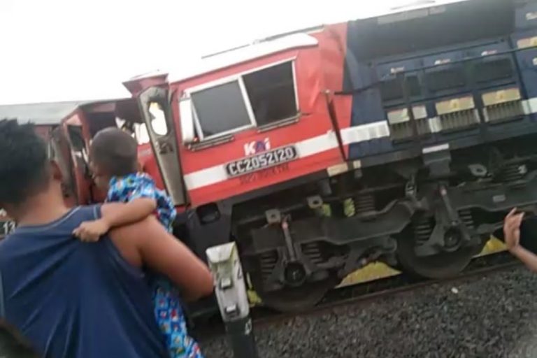 7 November 2022: Dua kereta api pengangkut batu bara tabrakan di Lampung 7 November 2022: Dua kereta api pengangkut batu bara tabrakan di Lampung