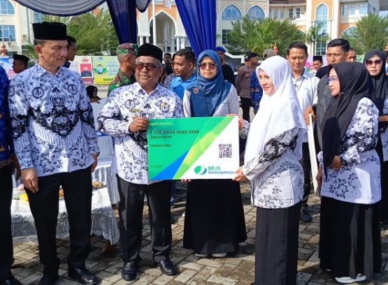 Penyerahan penghargaan untuk guru warnai HGN ke-79 Pemkab Aceh Utara Penyerahan penghargaan untuk guru warnai HGN ke-79 Pemkab Aceh Utara