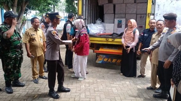 Polres Tegal Kota kawal ketat pendistribusian logistik Pilkada Polres Tegal Kota kawal ketat pendistribusian logistik Pilkada