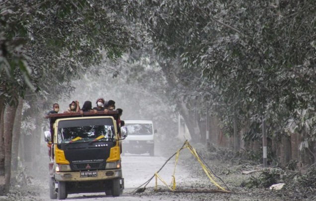 Aparat rapikan Jalan Lintas Flores terdampak erupsi Lewotobi Aparat rapikan Jalan Lintas Flores terdampak erupsi Lewotobi