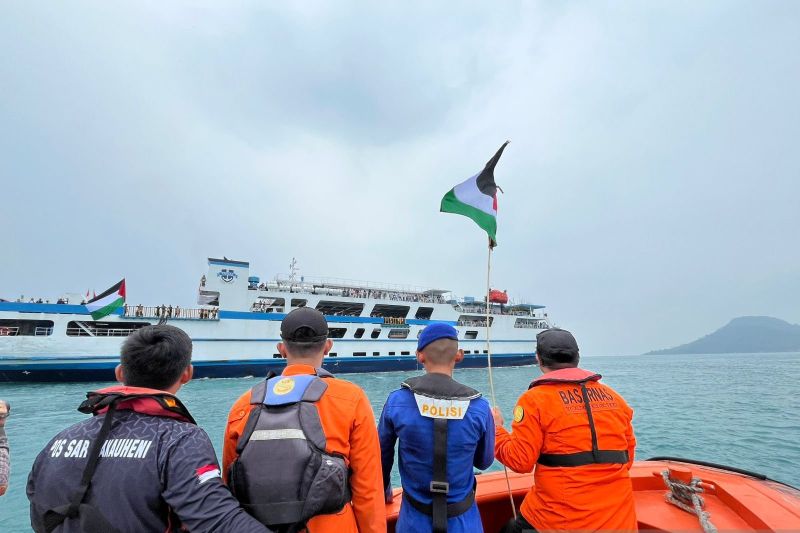 Ribuan warga kibarkan bendera Indonesia dan Palestina di Selat Sunda Ribuan warga kibarkan bendera Indonesia dan Palestina di Selat Sunda