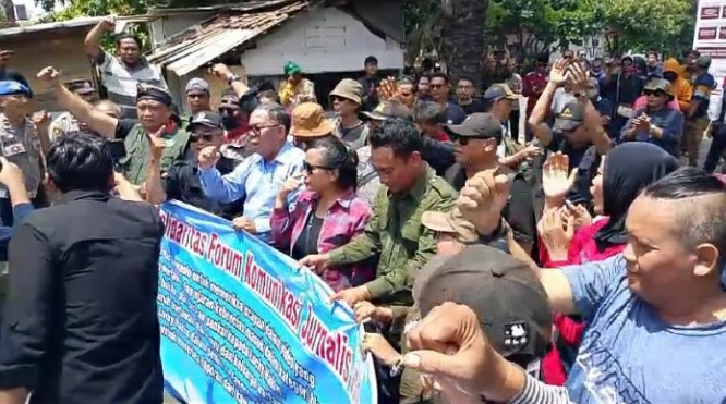 Dinilai hina profesi jurnalis, cabup Lucky Hakim didemo FKJI Dinilai hina profesi jurnalis, cabup Lucky Hakim didemo FKJI