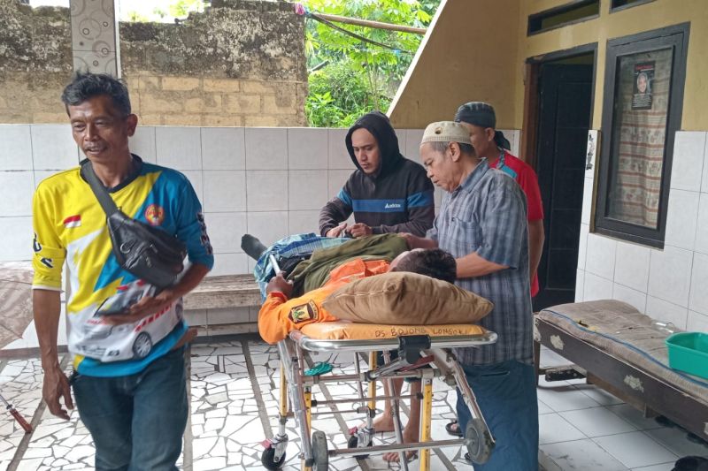 Anggota P2BK Parakansalak alami kecelakaan saat evakuasi pohon tumbang Anggota P2BK Parakansalak alami kecelakaan saat evakuasi pohon tumbang