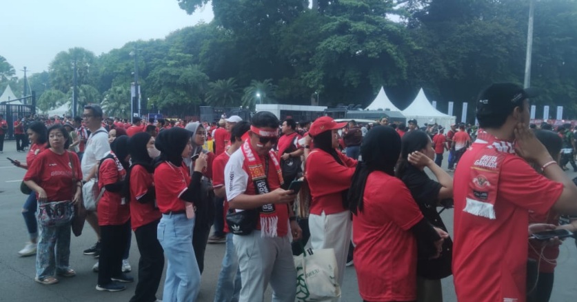 Antusias suporter perempuan meriahkan GBK pada pertandingan Indonesia vs Jepang Antusias suporter perempuan meriahkan GBK pada pertandingan Indonesia vs Jepang