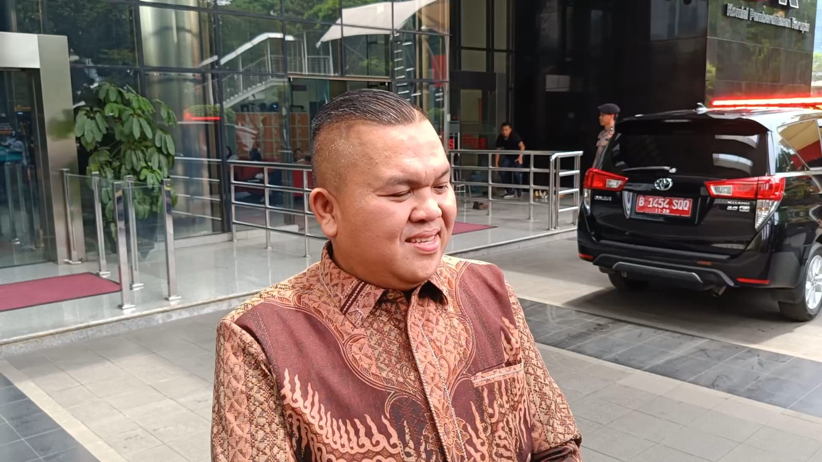 Calon Bupati Lampung Timur M. Dawam Rahardjo dilaporkan ke KPK pasca viral pamerkan uang miliyaran Calon Bupati Lampung Timur M. Dawam Rahardjo dilaporkan ke KPK pasca viral pamerkan uang miliyaran