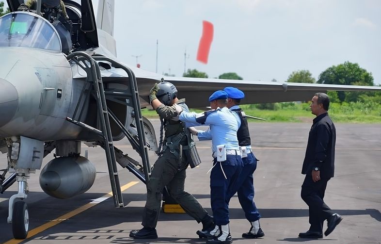 Kopasgat simulasi force down untuk tangani ancaman pesawat asing Kopasgat simulasi force down untuk tangani ancaman pesawat asing