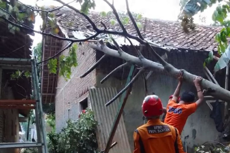 278 rumah di Kota Serang rusak akibat angin kencang 278 rumah di Kota Serang rusak akibat angin kencang