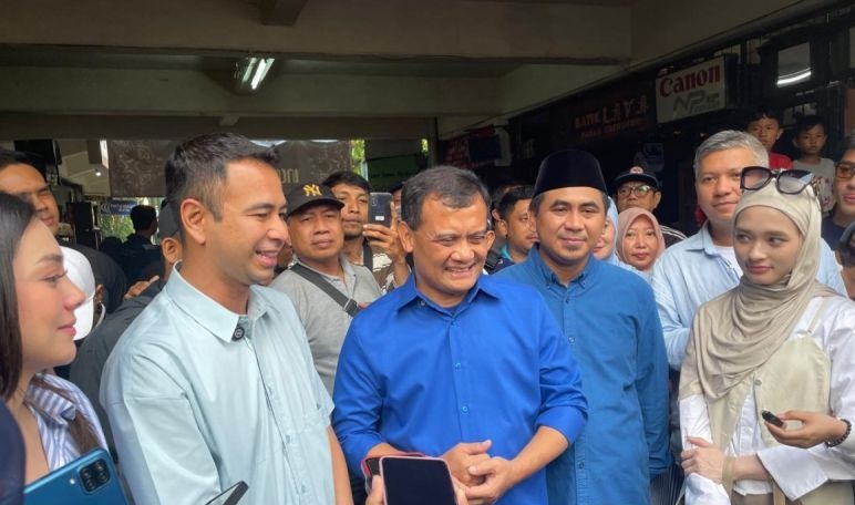 Ahmad Luthfi ajak sejumlah artis muda kelilingi Pasar Triwindu Solo Ahmad Luthfi ajak sejumlah artis muda kelilingi Pasar Triwindu Solo