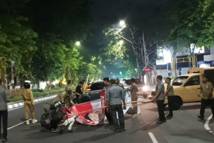 KPU Jatim targetkan alat peraga kampanye dibersihkan dalam sehari KPU Jatim targetkan alat peraga kampanye dibersihkan dalam sehari