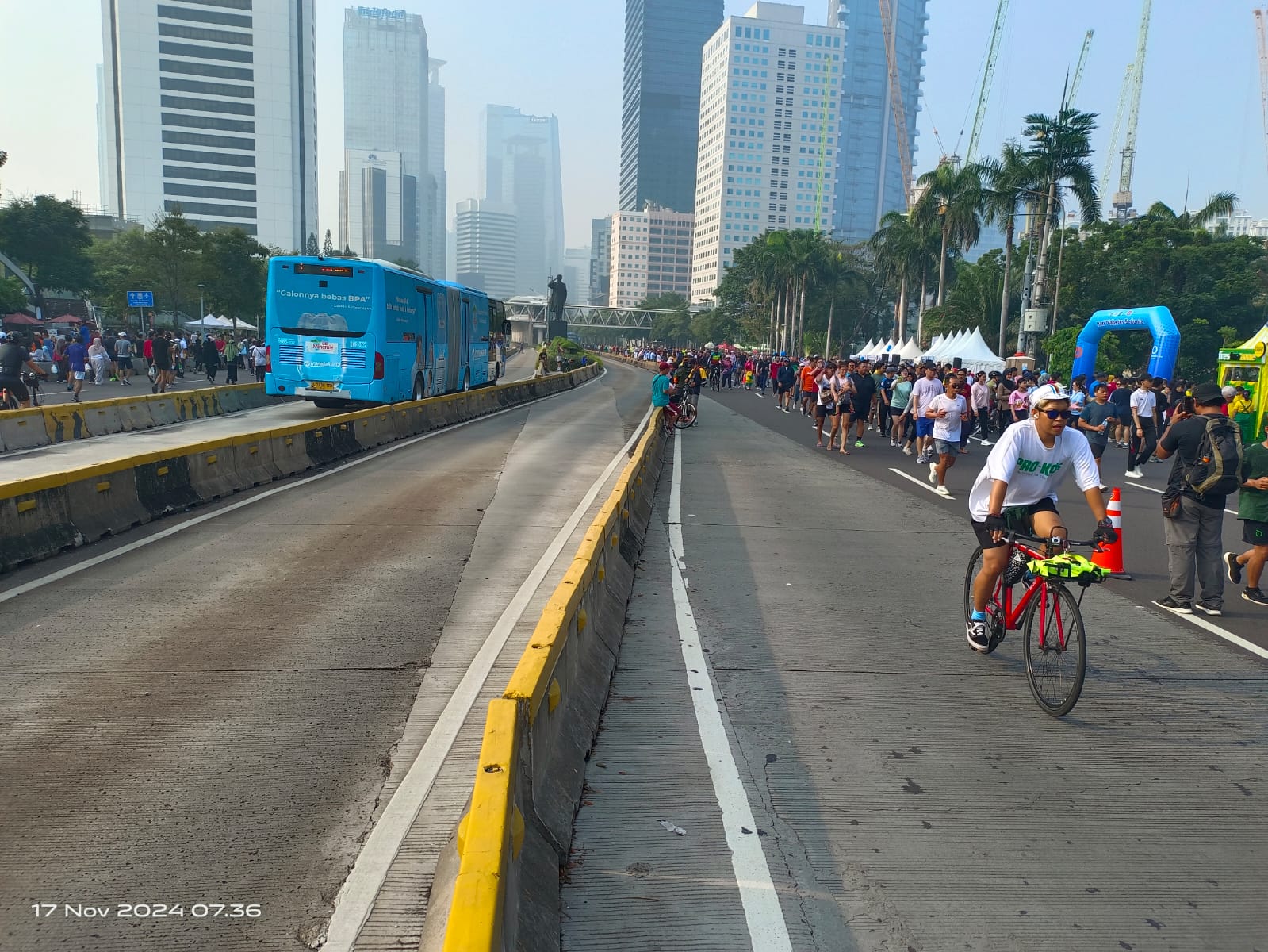 Car free day Jakarta, warga antusias olahraga di Sudirman Car free day Jakarta, warga antusias olahraga di Sudirman