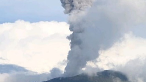 Gunung Ibu kembali erupsi luncurkan abu setinggi 1,2 km Gunung Ibu kembali erupsi luncurkan abu setinggi 1,2 km