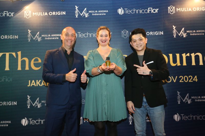 Pelaku industri parfum berbagi ilmu dengan pembuat parfum lokal Pelaku industri parfum berbagi ilmu dengan pembuat parfum lokal