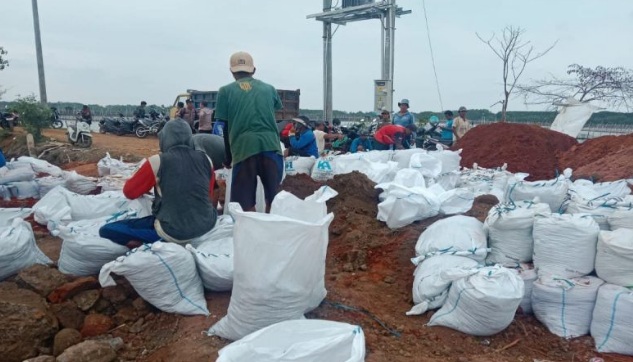 Pemkot Pekalongan evakuasi puluhan warga terdampak tanggul sungai jebol Pemkot Pekalongan evakuasi puluhan warga terdampak tanggul sungai jebol