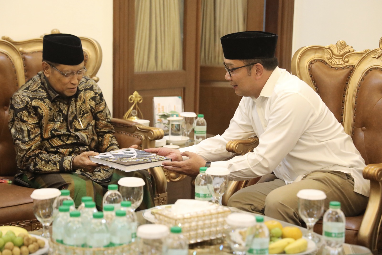 Cagub Jakarta Ridwan Kamil beri buku hingga didoakan saat silahturahmi ke Kyain Said Aqil Siradj Cagub Jakarta Ridwan Kamil beri buku hingga didoakan saat silahturahmi ke Kyain Said Aqil Siradj