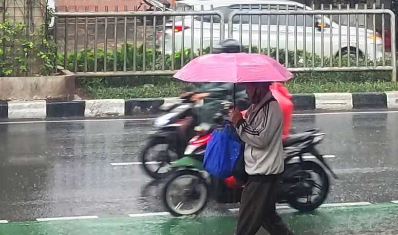 BMKG: Hujan disertai petir mengguyur mayoritas kota besar Indonesia BMKG: Hujan disertai petir mengguyur mayoritas kota besar Indonesia