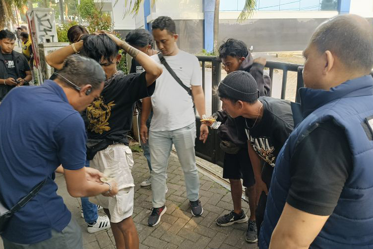 Petugas gabungan tertibkan pengamen yang resahkan turis di Bogor Petugas gabungan tertibkan pengamen yang resahkan turis di Bogor