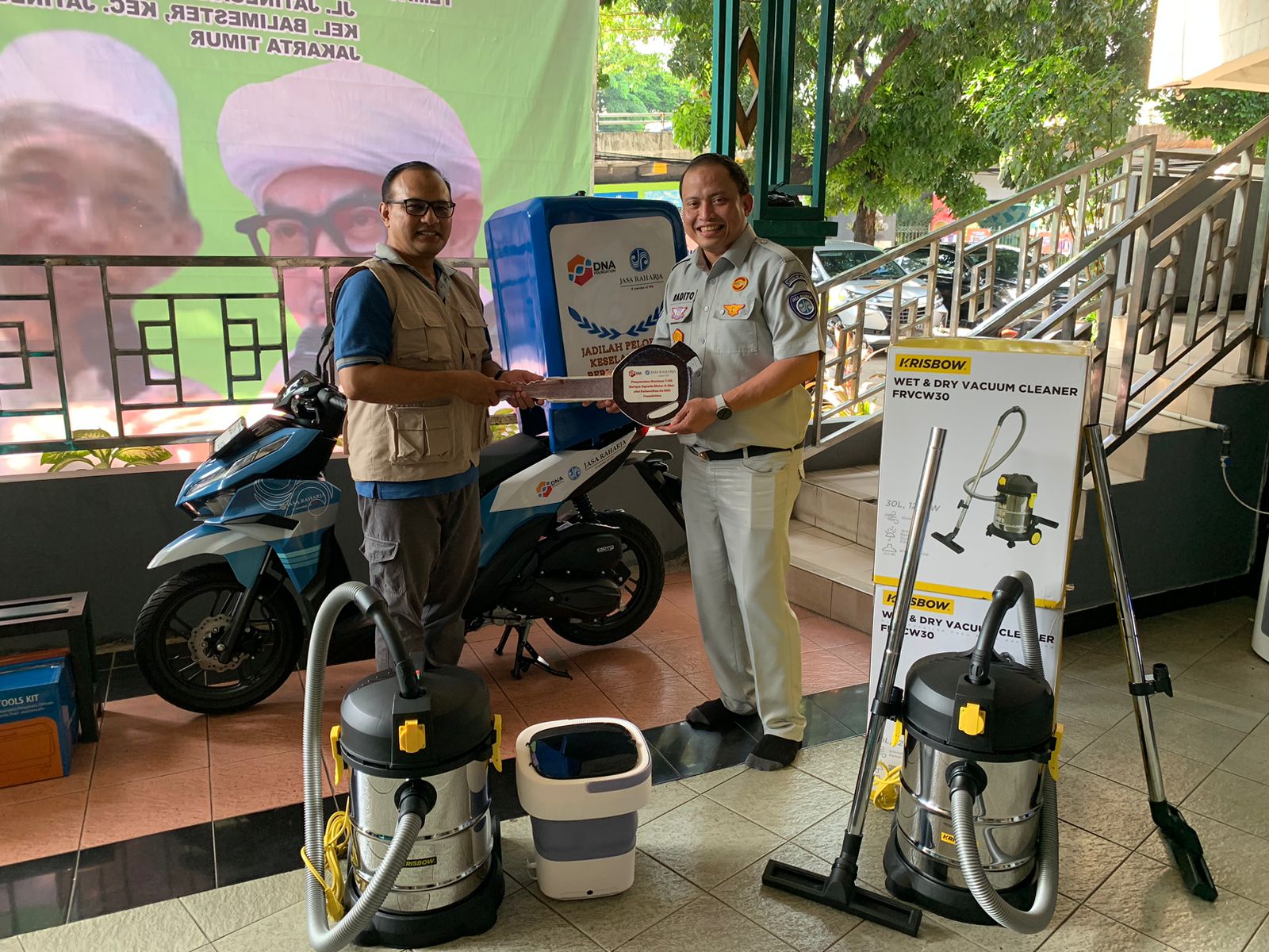 Kolaborasi DNA Indonesia dan PT Jasa Raharja dukung Tim Bersih-Bersih Masjid Kolaborasi DNA Indonesia dan PT Jasa Raharja dukung Tim Bersih-Bersih Masjid