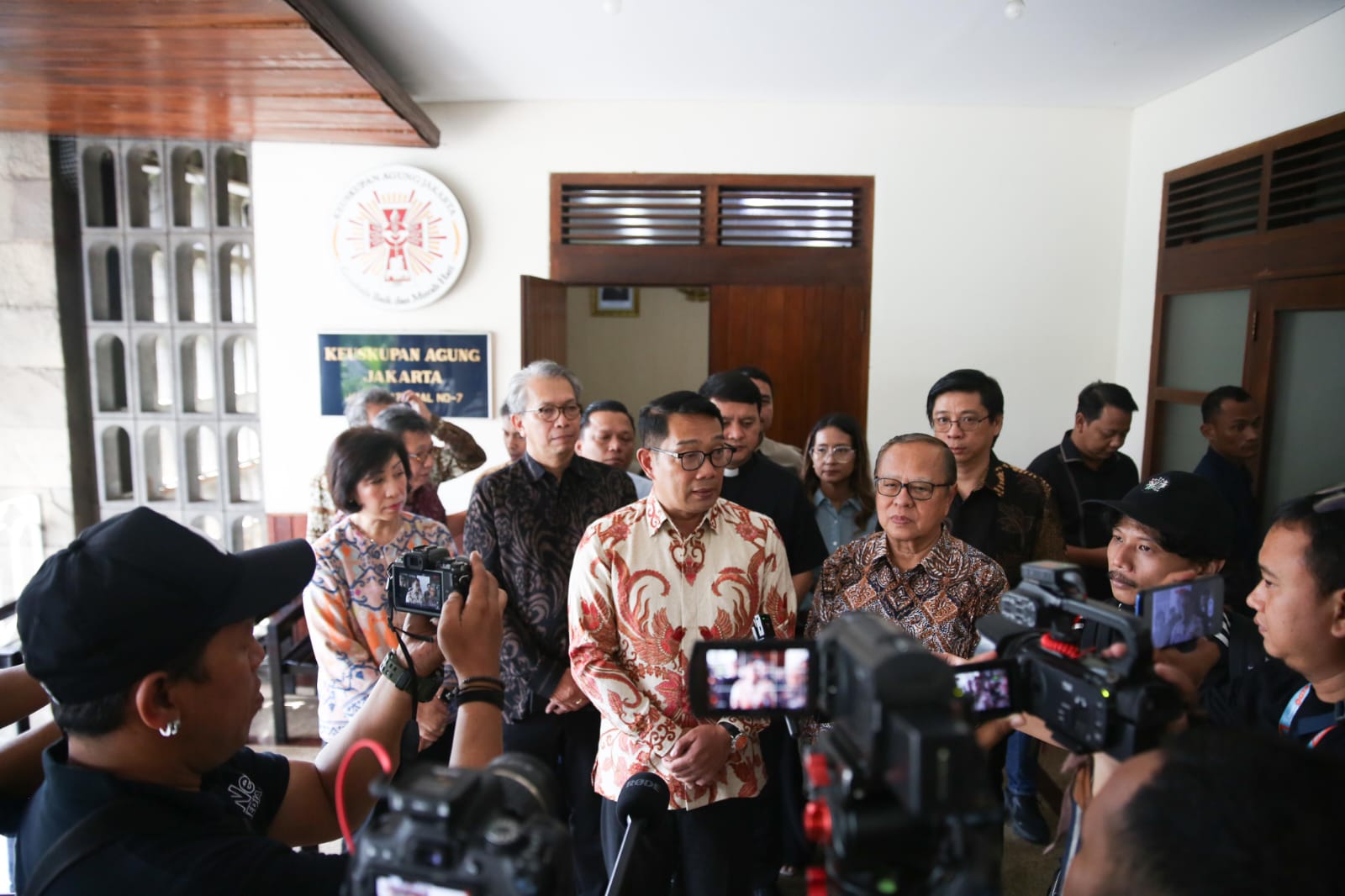 Cagub Jakarta Ridwan Kamil temui Uskup Agung Jakarta, diharapkan urus fakir miskin dan jaga bumi Cagub Jakarta Ridwan Kamil temui Uskup Agung Jakarta, diharapkan urus fakir miskin dan jaga bumi