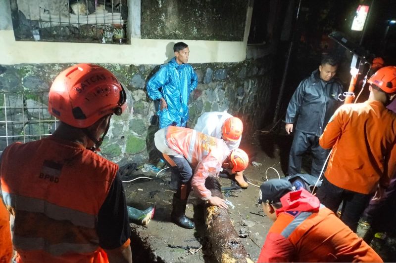 BPBD: Banjir rendam sejumlah ruangan SMKN 1 Sukabumi BPBD: Banjir rendam sejumlah ruangan SMKN 1 Sukabumi