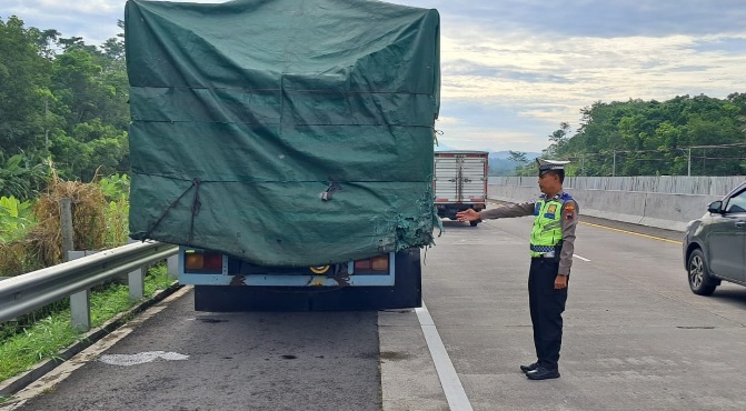 Satu korban meninggal dalam kecelakaan mobil tabrak truk di Tol Tuntang Satu korban meninggal dalam kecelakaan mobil tabrak truk di Tol Tuntang