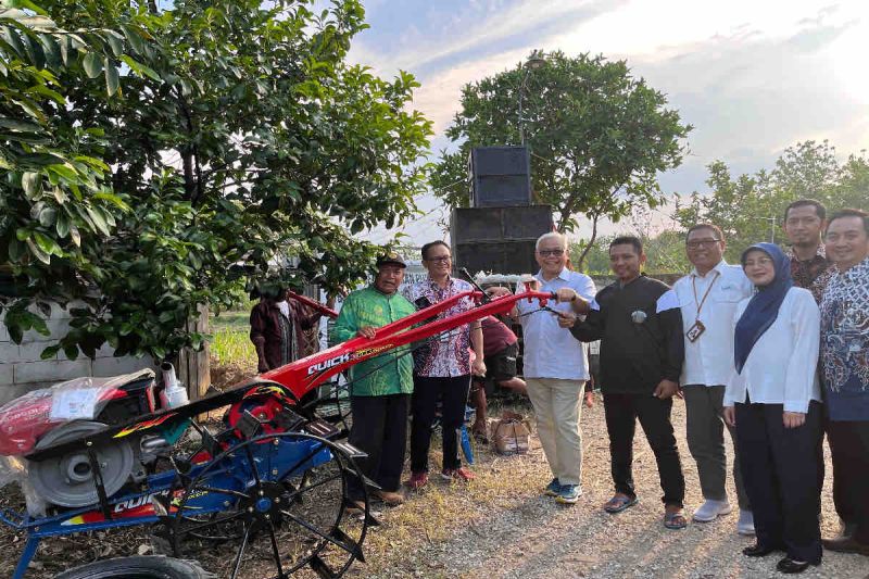 Bulog beri bantuan alat mesin pertanian dukung petani tebu Blora Bulog beri bantuan alat mesin pertanian dukung petani tebu Blora