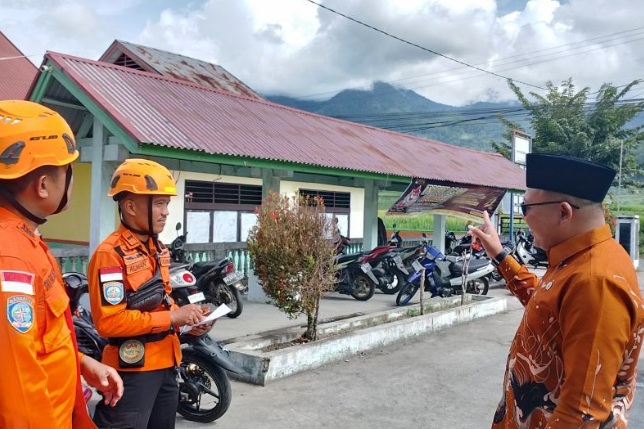 Warga puncak Gunung Marapi beraktivitas normal pascaerupsi Marapi Warga puncak Gunung Marapi beraktivitas normal pascaerupsi Marapi