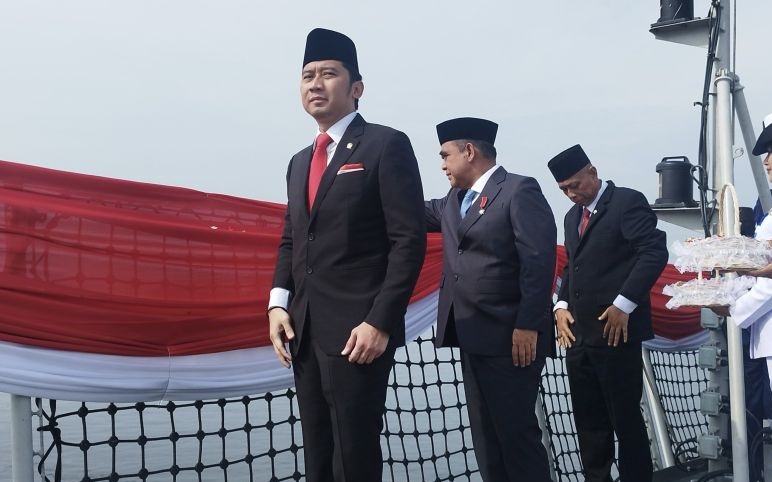 Ketua MPR tabur bunga ke laut dari kapal TNI peringati Hari Pahlawan