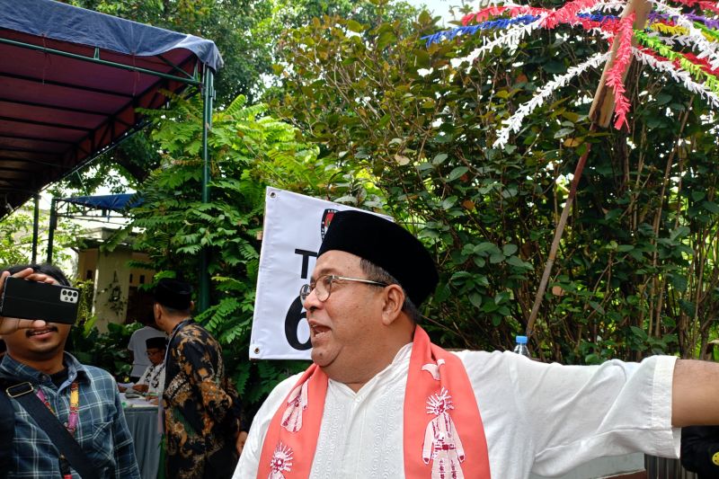 Rano pantau suasana pencoblosan di TPS dekat rumahnya usai nyoblos Rano pantau suasana pencoblosan di TPS dekat rumahnya usai nyoblos