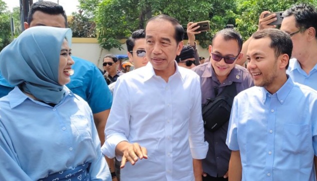 Jokowi blusukan melihat Pasar Notoharjo Solo Jokowi blusukan melihat Pasar Notoharjo Solo