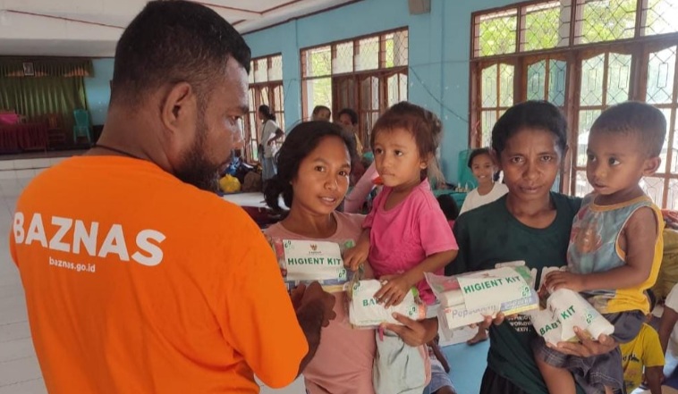BAZNAS RI salurkan paket Hygiene Kit bagi penyintas erupsi Gunung Lewotobi Laki-Laki BAZNAS RI salurkan paket Hygiene Kit bagi penyintas erupsi Gunung Lewotobi Laki-Laki