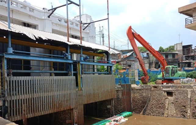 Petugas rutin angkut sampah di Pintu Air Manggarai untuk cegah banjir Petugas rutin angkut sampah di Pintu Air Manggarai untuk cegah banjir