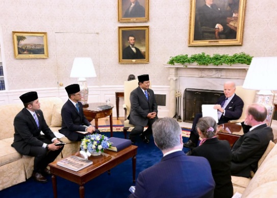 Momen Seskab Teddy dampingi Prabowo temui Presiden Joe Biden di Gedung Putih Momen Seskab Teddy dampingi Prabowo temui Presiden Joe Biden di Gedung Putih