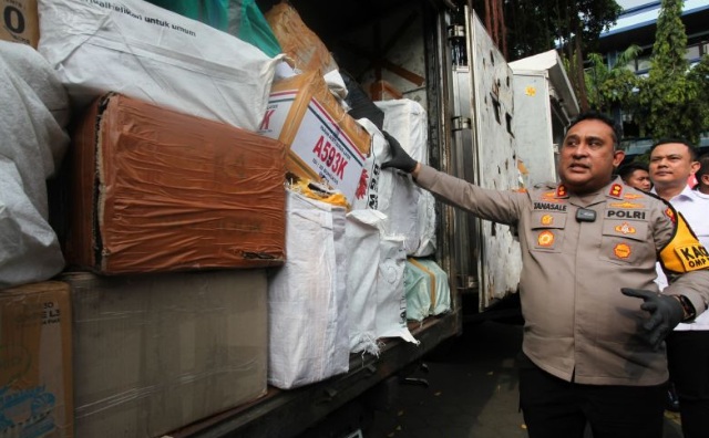 Polisi Surabaya gagalkan peredaran jutaan batang rokok ilegal Polisi Surabaya gagalkan peredaran jutaan batang rokok ilegal