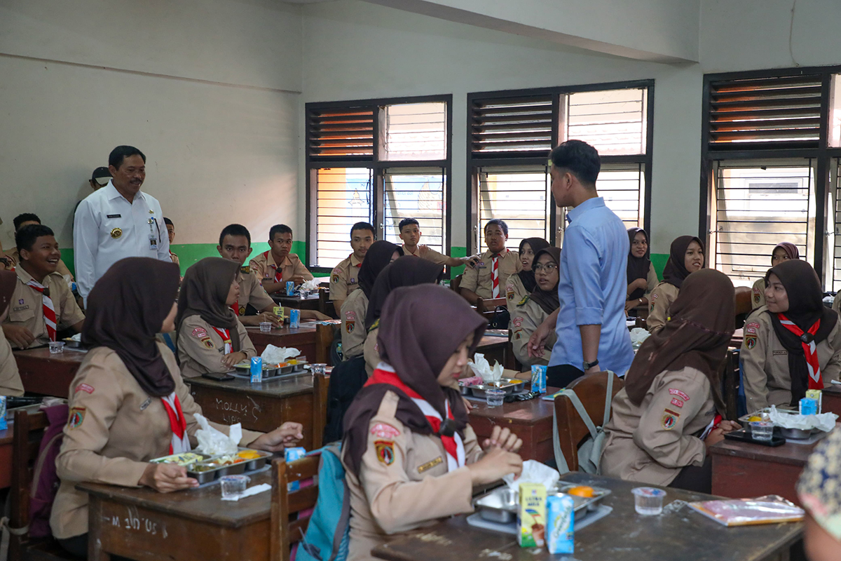 Wapres Gibran tunggui siswa SMK Semarang makan siang gratis bergizi Wapres Gibran tunggui siswa SMK Semarang makan siang gratis bergizi