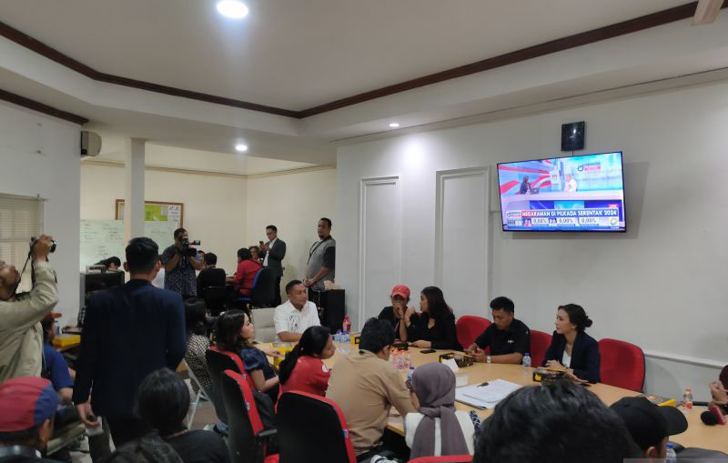 Tiba di posko pemenangan, Dharma ajak wartawan makan bareng