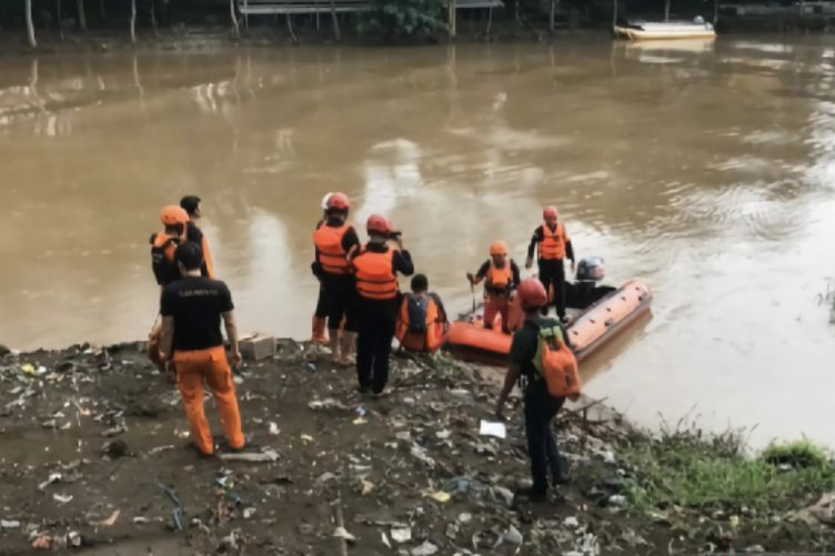 BPBD Bandung dan SAR lakukan pencarian korban hanyut di Sungai Citarum