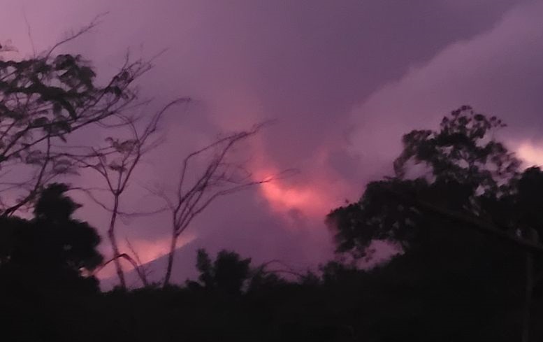 Gunung Lewotobi Laki-laki, Sabtu pagi, muntahkan guguran lava pijar Gunung Lewotobi Laki-laki, Sabtu pagi, muntahkan guguran lava pijar