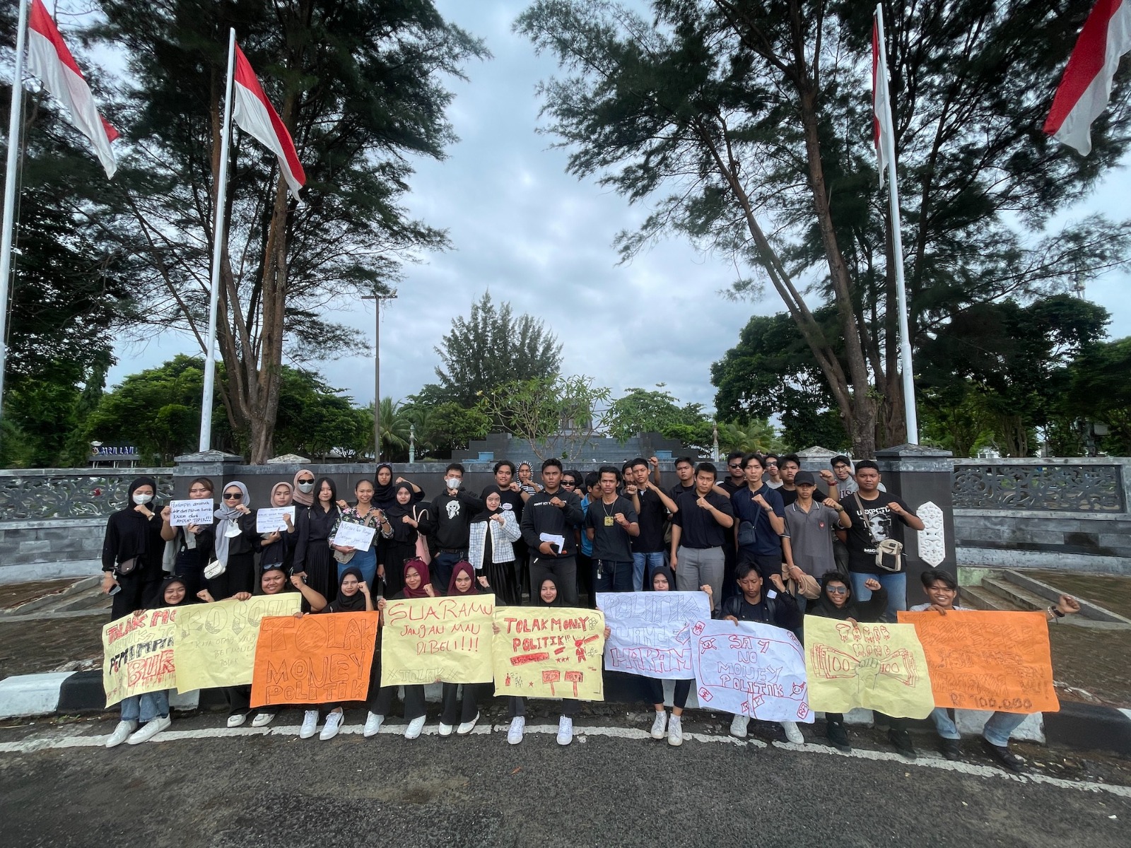 Ada kandidat Cagub bagi-bagi uang, Mahasiswa aksi di balikpapan