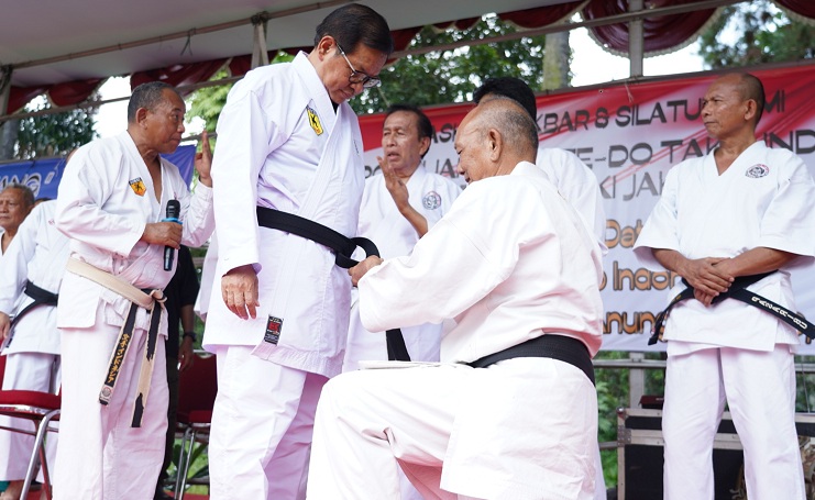 Karate-do Tako Indonesia sematkan ban hitam ke Pramono Karate-do Tako Indonesia sematkan ban hitam ke Pramono