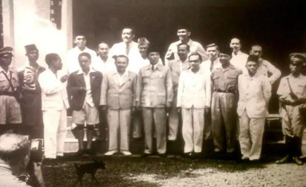Dikeluarkannya Maklumat 14 November 1945 dan perubahan sistem Presidensial ke Parlementer Dikeluarkannya Maklumat 14 November 1945 dan perubahan sistem Presidensial ke Parlementer