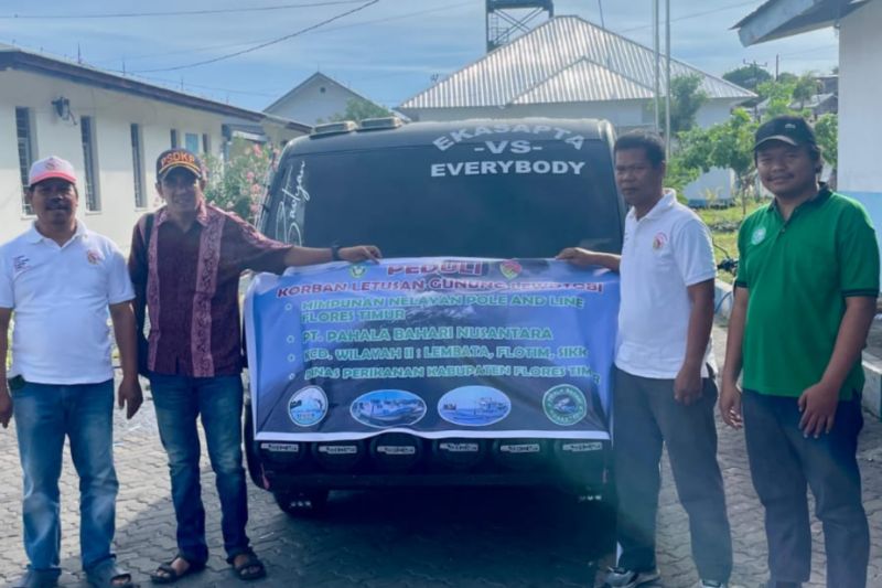 Pengungsi erupsi Gunung Lewotobi Laki-laki dapat bantuan ikan segar Pengungsi erupsi Gunung Lewotobi Laki-laki dapat bantuan ikan segar