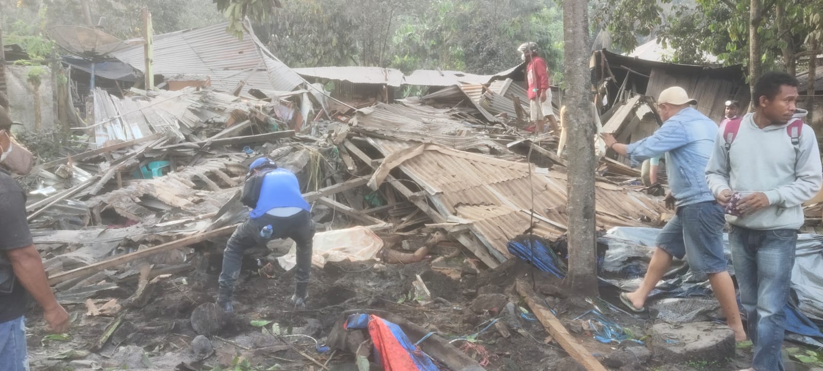 Distribusi Logistik Kemensos tangani erupsi Lewotobi Laki-Laki Distribusi Logistik Kemensos tangani erupsi Lewotobi Laki-Laki
