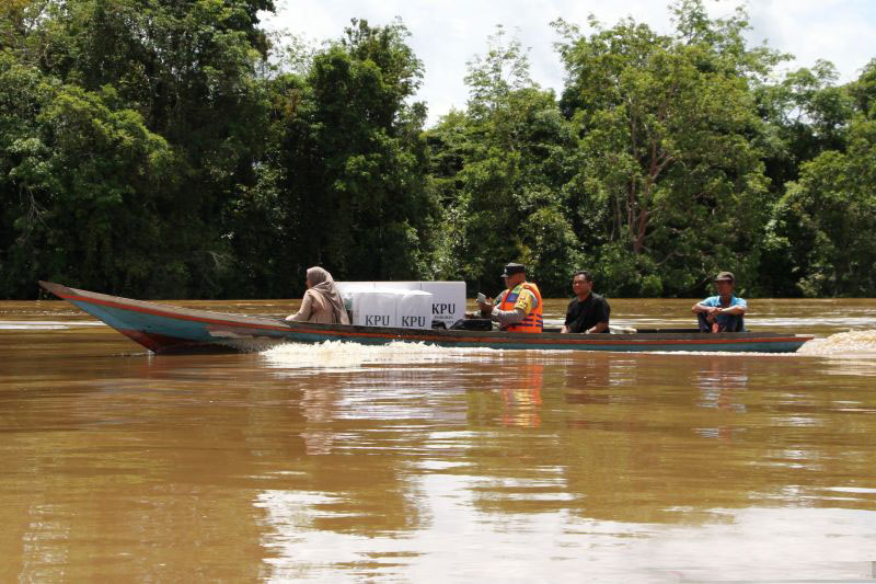 Babinsa kawal distribusi logistik pilkada melalui jalur sungai