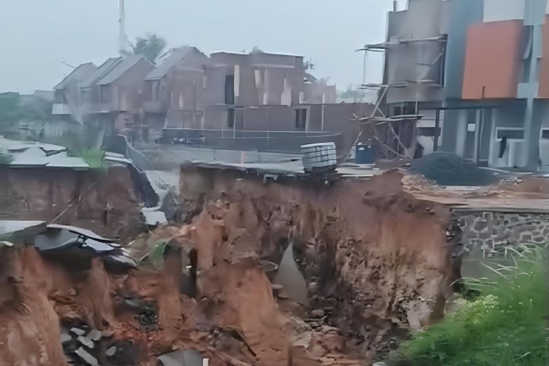 Akses jalan desa di Tangerang dialihkan karena longsor Akses jalan desa di Tangerang dialihkan karena longsor