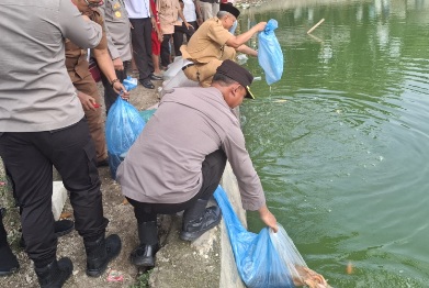 Jaga ketahanan pangan Polres Serang tebar bibit ikan di dua danau