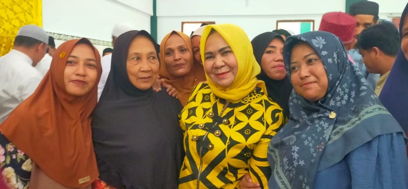 Cawabup Langkat Tiorita Br Surbakti disambut ibu-ibu Jaring Halus