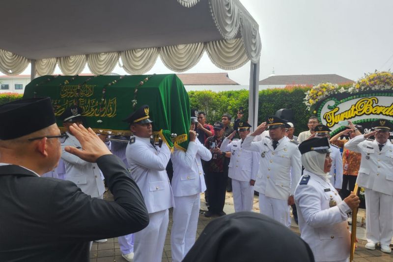 Jenazah Bupati Kepulauan Seribu dimakamkan di pemakaman keluarga Jenazah Bupati Kepulauan Seribu dimakamkan di pemakaman keluarga