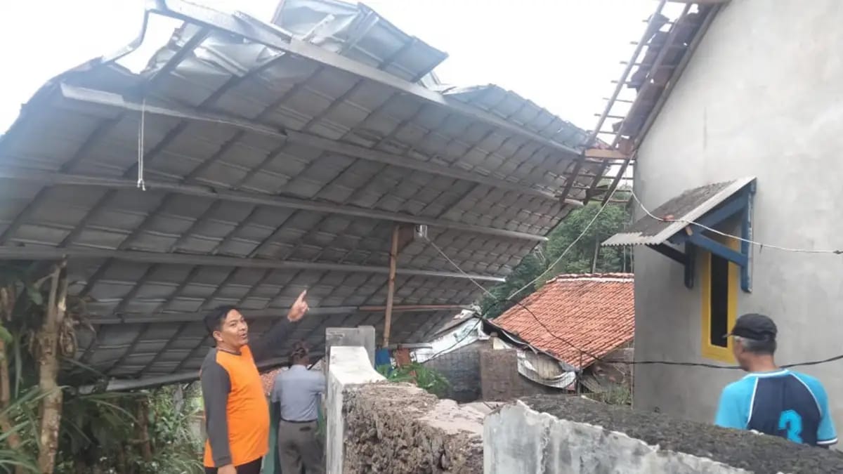 17 November 2023: Diterjang angin puting beliung, 7 rumah di Sukabumi rusak 17 November 2023: Diterjang angin puting beliung, 7 rumah di Sukabumi rusak
